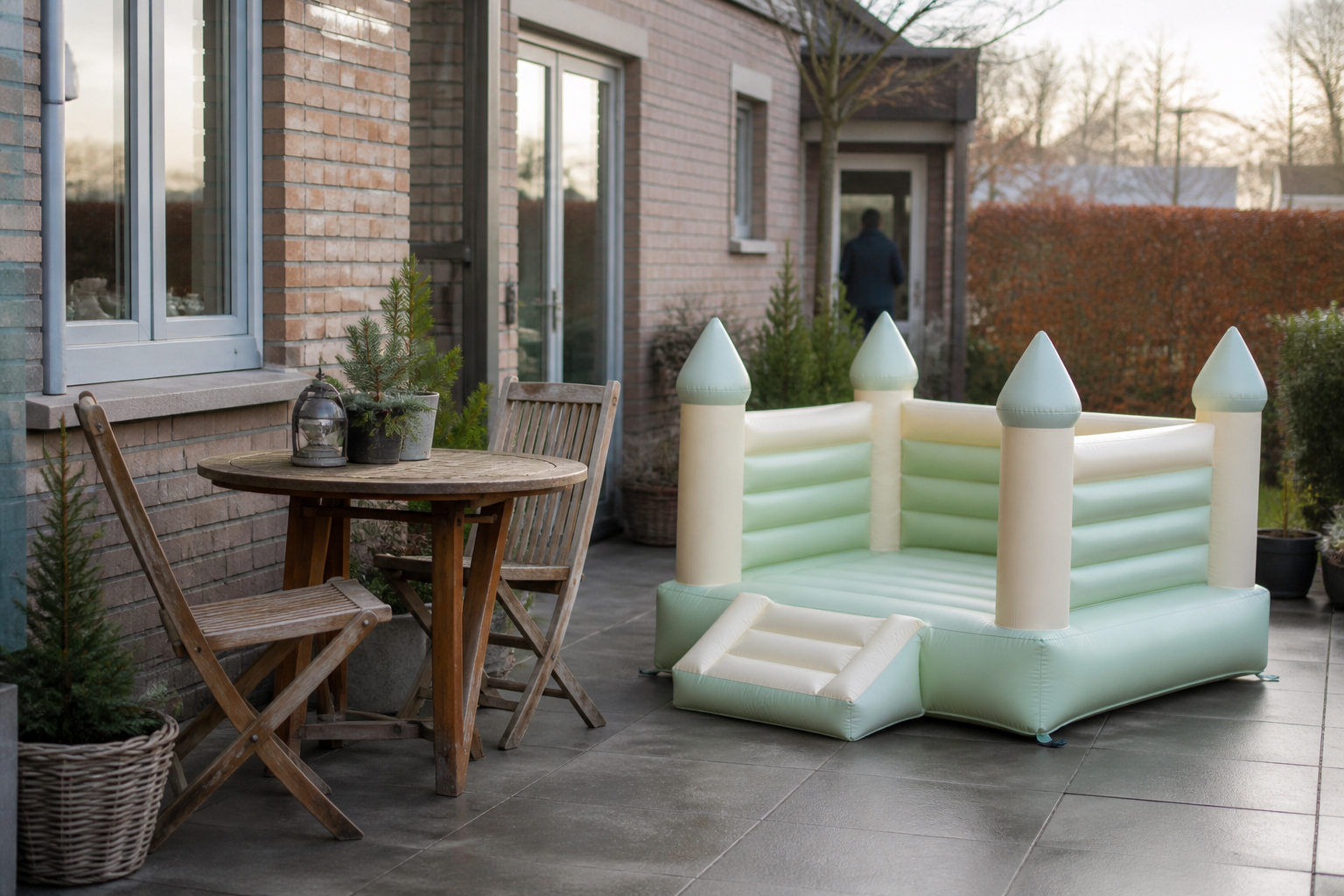 Multi Marino staat naast een tuintafel en twee stoelen op een terras, op de echte huurmaat van ongeveer vier bij drie meter.