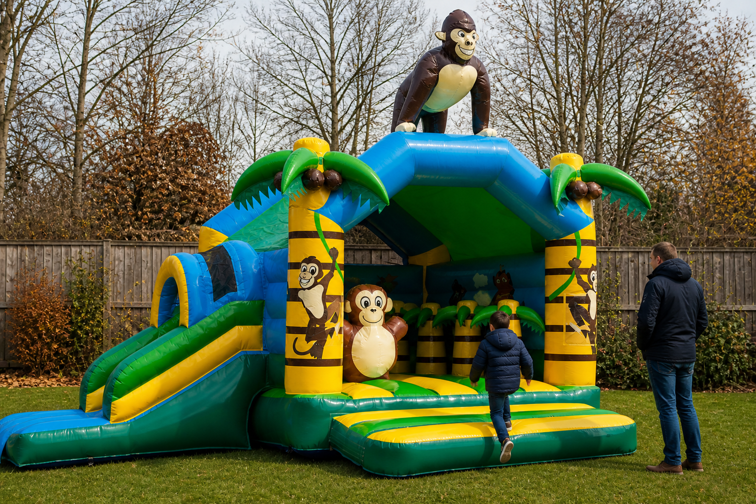 Gorilla staat op een ruim Limburgs gazon, met de 3D-gorilla op het dak en de gestreepte glijbaan naar het gras.